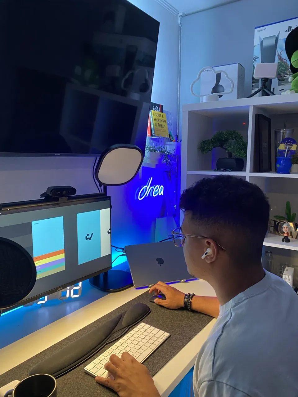 El escritorio donde nació Creativo OS: monitor, luces azules y el neón «idea»